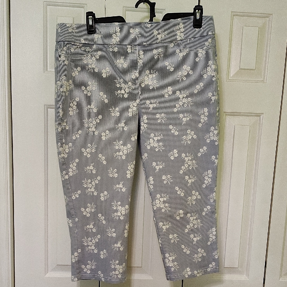 Kim Rogers Gray Floral Capris